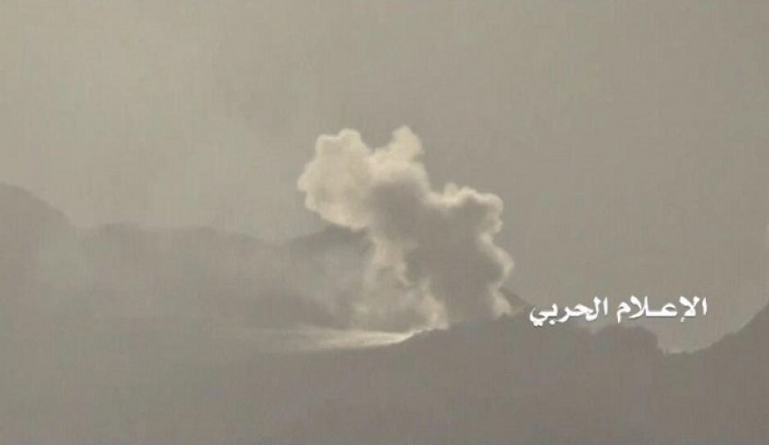الجيش واللجان الشعبية تحرق مخزن أسلحة في الجوف
