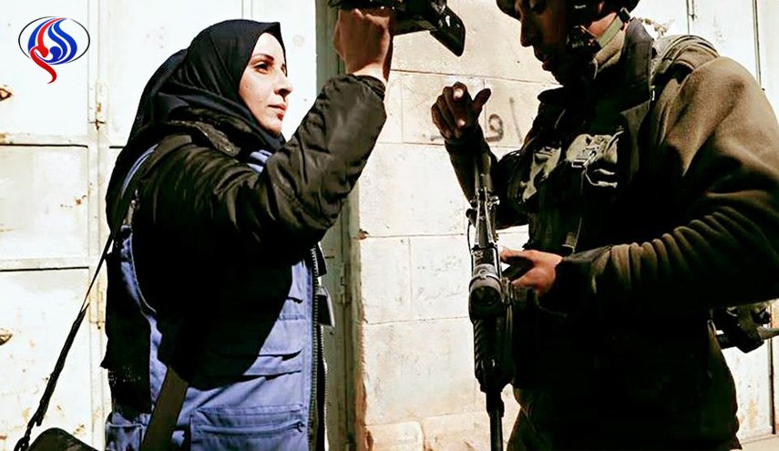 الاحتلال يعتقل الصحافية الفلسطينية منال الجعبري في الخليل