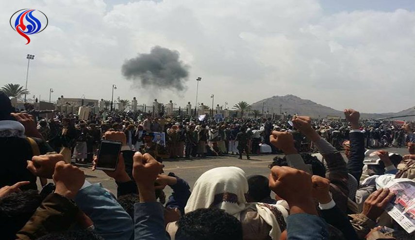 شاهد: العدوان يستهدف مشيعي الشهيد الصماد وهذا ردّهم..