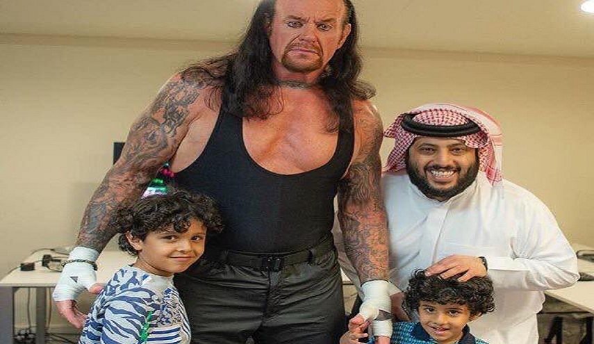  صورة تثير سخرية واسعة لرئيس هيئة الرياضة السعودي مع “أندرتيكر”  