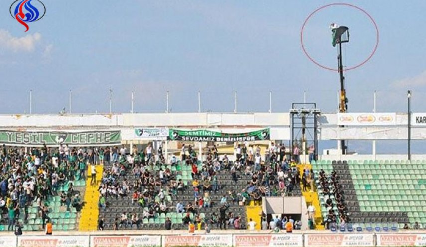 مشجع يستأجر رافعة لمشاهدة مباراة فريقه!
