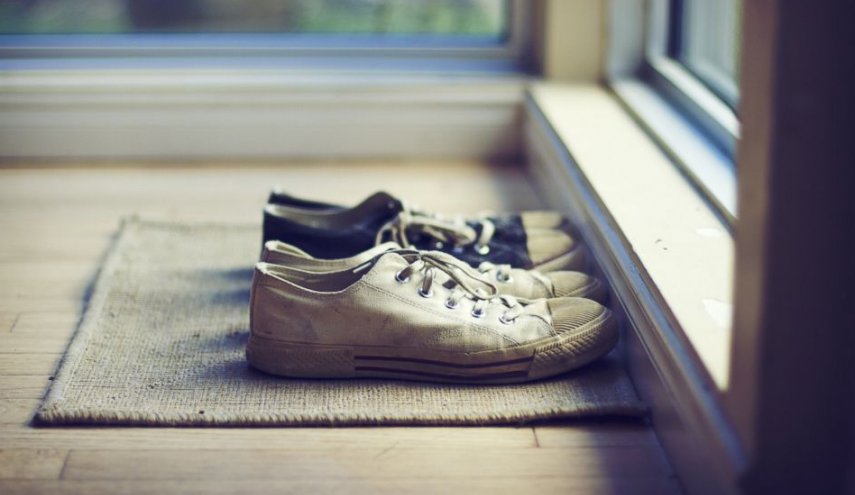 أمراض قد تنقلها الأحذية الى البيت

