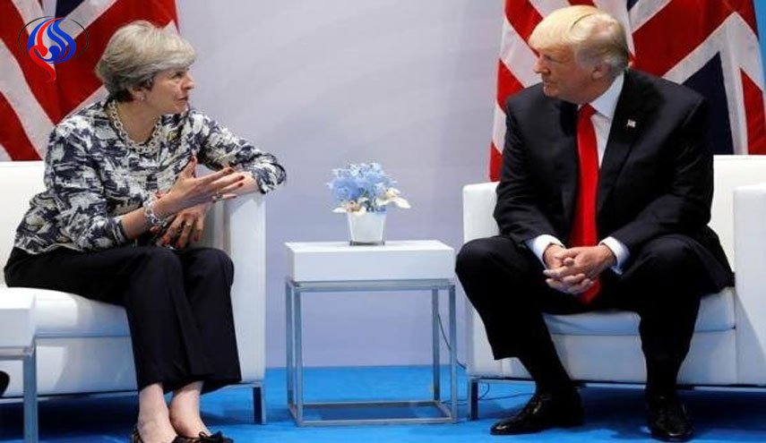 نجوای انگلیسی در گوش ترامپ