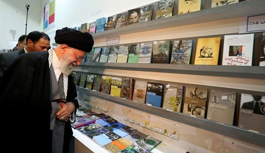 قائد الثورة الاسلامية يزور معرض طهران الدولي للكتاب