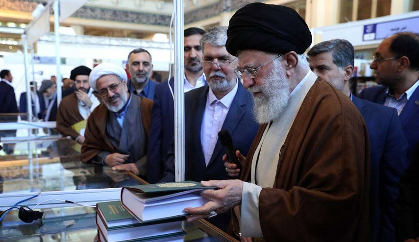 آية الله خامنئي: افضل الكتب هي التي توجه الانسان نحو الله