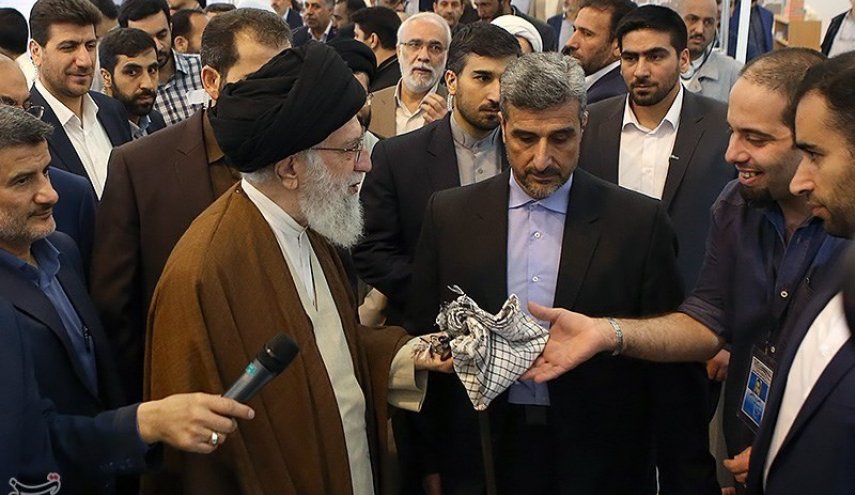 شوخی رهبر انقلاب با یک غرفه‌دار: «این کتاب به‌درد ما نمی‌خورد»+ عکس