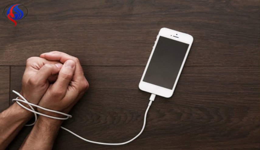 دراسة.. استخدام هاتفك بعد الـ10 مساء يعرضك للإكتئاب والوحدة
