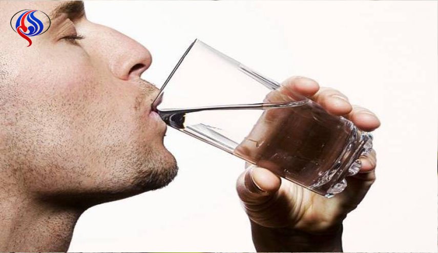 كيف يضر شرب الماء وقوفا؟