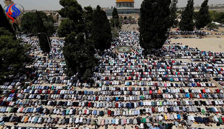 بالصور.. 200 ألف مصلٍّ يؤدون الجمعة الثانية من رمضان بالأقصى