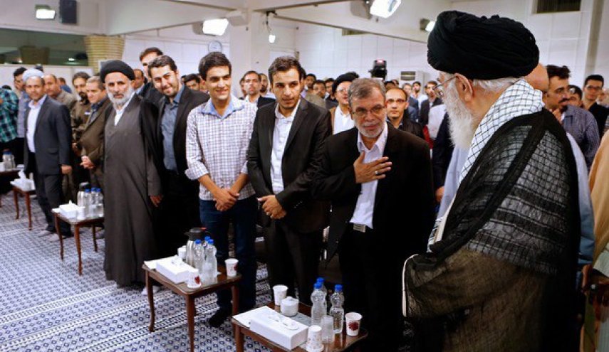 آية الله خامنئي يستقبل جمعا من الشعراء والأدباء +صور

