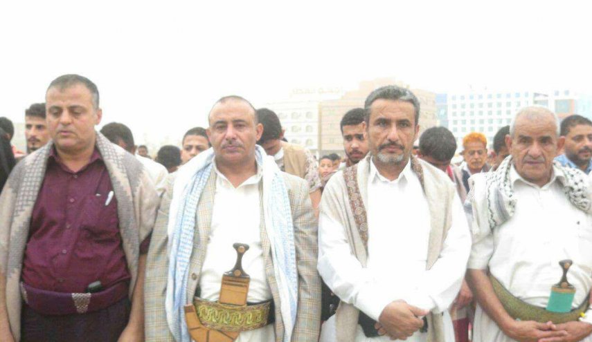 مشارکت مردم و استانداران یمنی در نماز عید سعید فطر در الحدیده + تصاویر