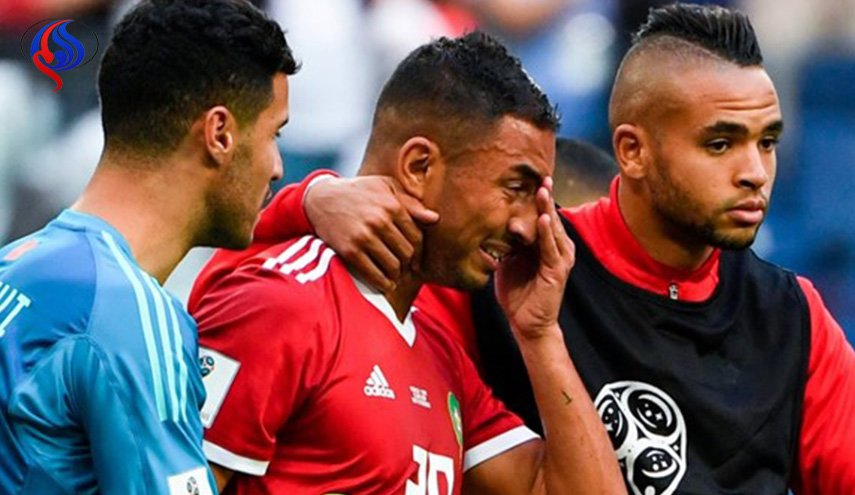 لاعب إيراني يواسي المغربي بوحدوز بعد هدفه 