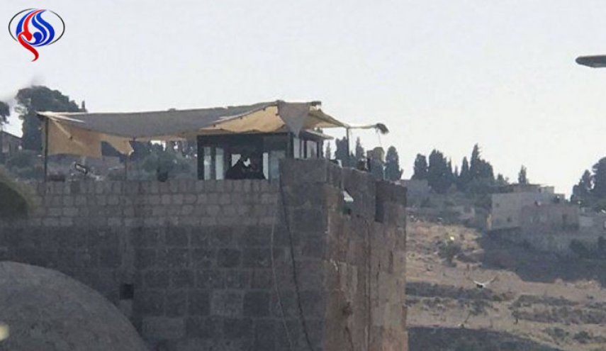 الاحتلال ينصب نقطة مراقبة فوق سطح قاعة باب الرحمة داخل الأقصى
