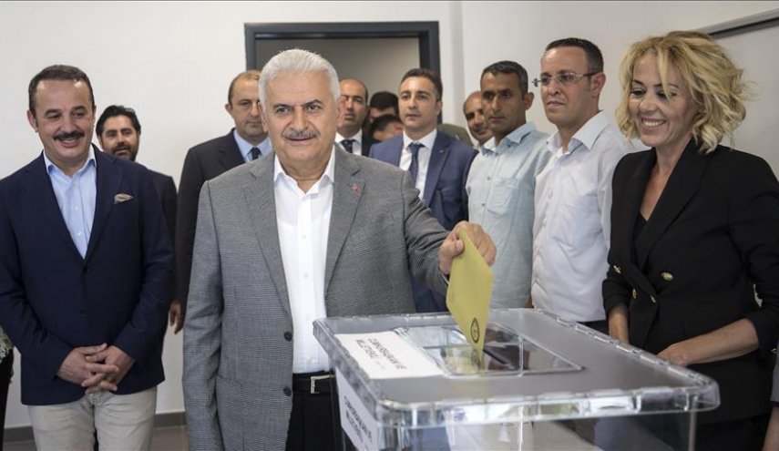 يلدريم يدلي بصوته في الانتخابات التركية
