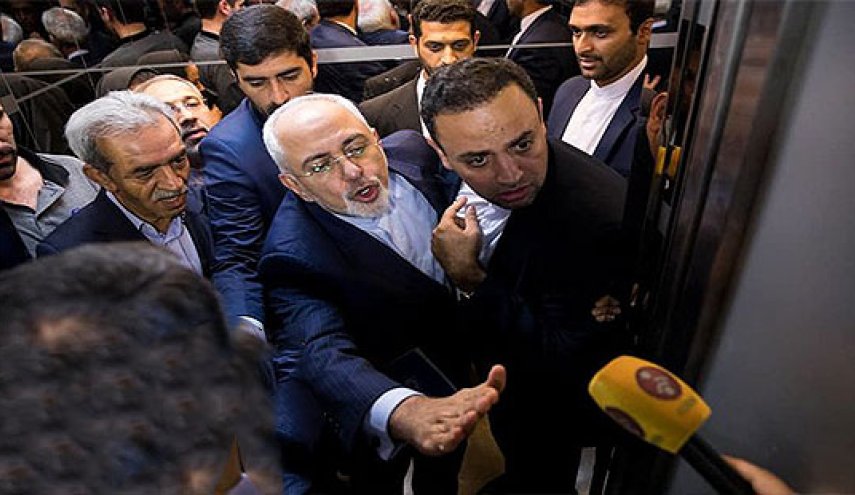 تذکر ظریف به محافظانش و عذرخواهی از خبرنگاران