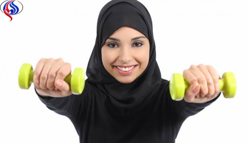 بالصور/مع الانفتاح.. سعودية تصمّم عباءات أكثر تحرّراً!