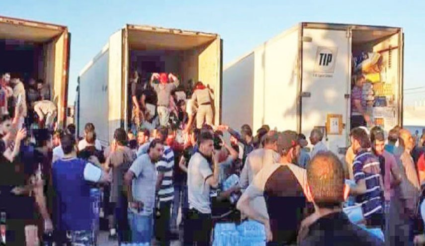 أردنيون يقدمون مساعدات عينية للنازحين السوريين في درعا