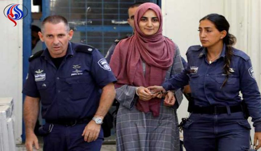 الاحتلال يتهم سائحة تركية بمساعدة حماس بـ 5 زجاجات عطر