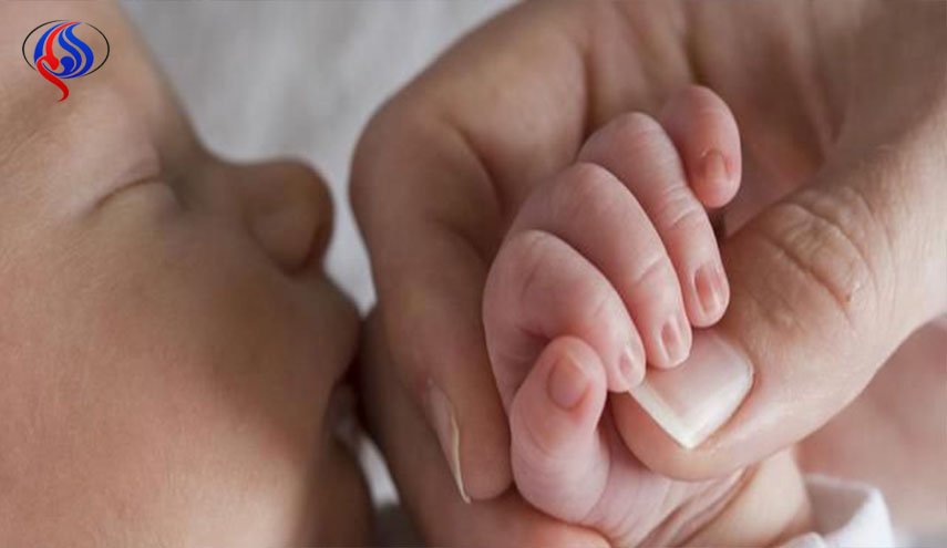 ما العلاقة بين طول السبابة اليمنى وصوت الطفل؟