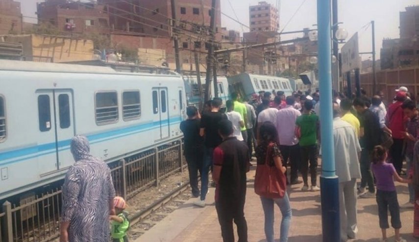 بالصور.. انقلاب عربة مترو بمحطة المرج القديمة في القاهرة 