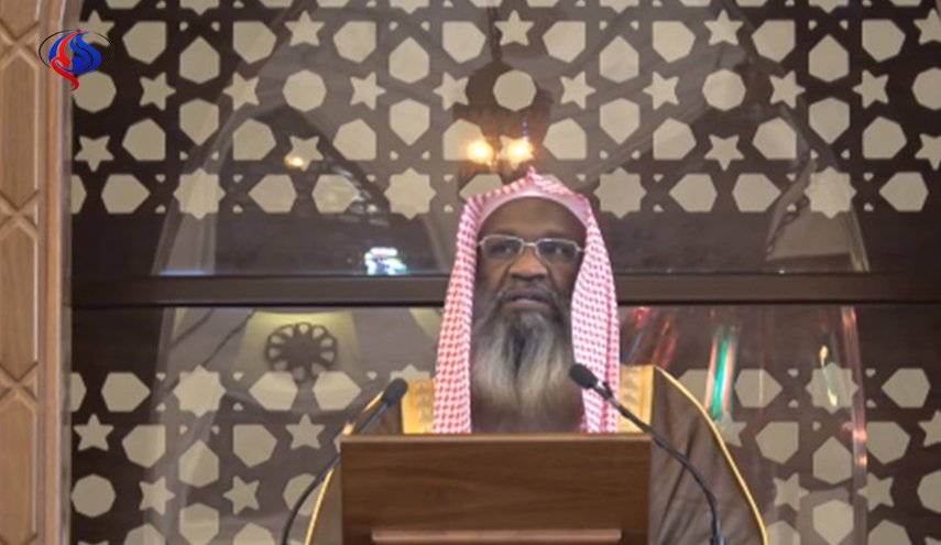 الكلباني يثير جدلا بشأن الفتاة التي احتضنت مطربا