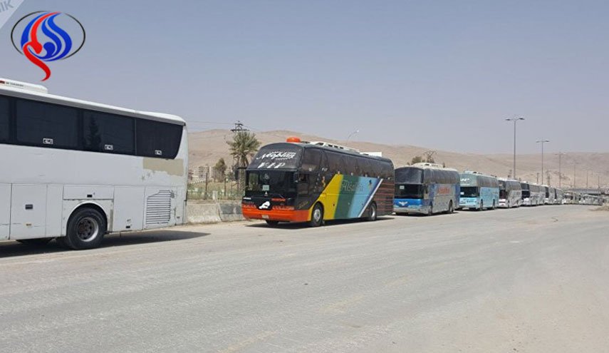بدء إخراج الدفعة الثانية من الإرهابيين من قرية أم باطنة بريف القنيطرة 