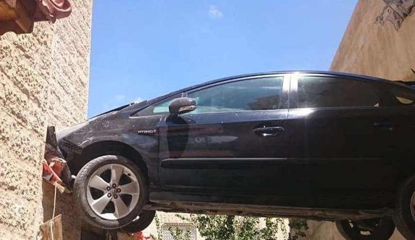 سيارة تسقط بين بنائين في الاردن!