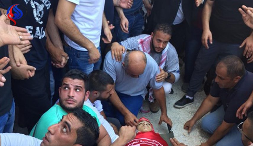 شاهد ..  جماهير بيت لحم تودع شهيدها الطفل 