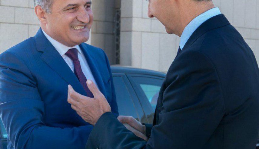 بالصور.. الاسد يستقبل رئيسا!