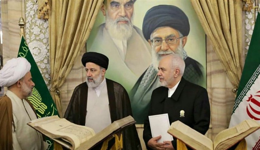ظریف دو نسخه قرآن تاریخی را به آستان قدس رضوی اهدا کرد + تصاویر