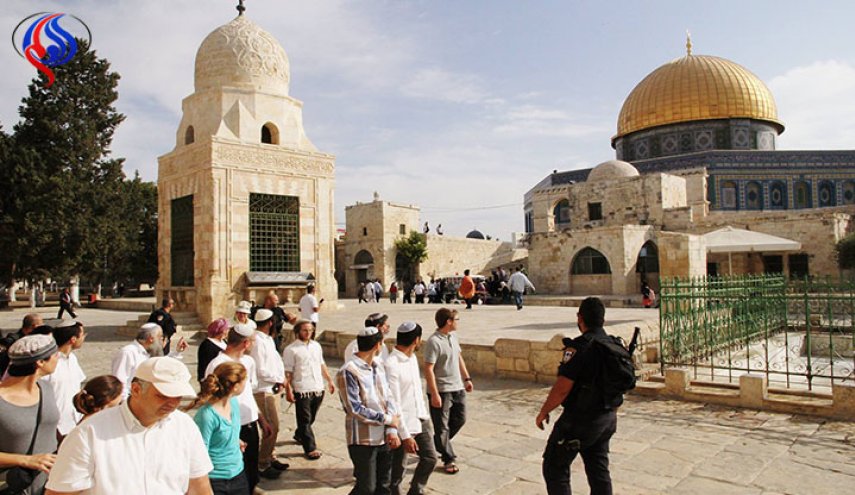 مجموعات من المستوطنين يقتحمون باحات المسجد الأقصى