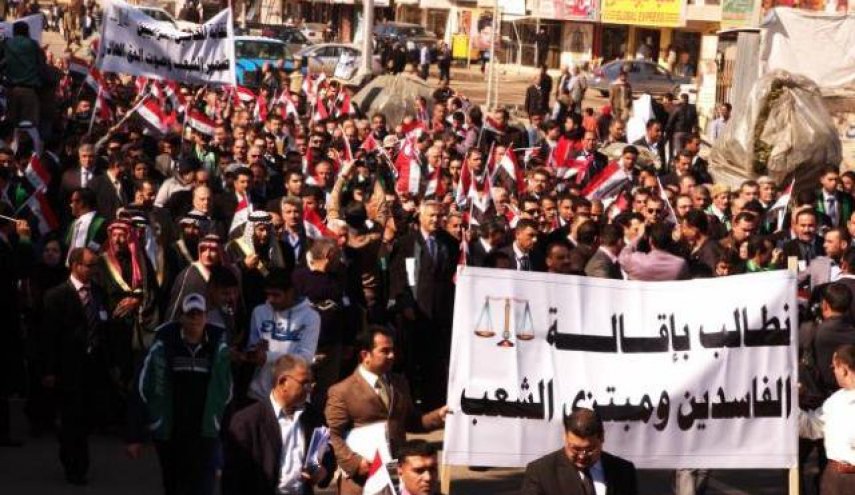 مئات العراقيين يتظاهرون وسط البصرة ويتوعدون باعتصام الاحد