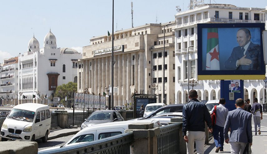 وزير جزائري: دولتنا لا تدار بالفيسبوك
