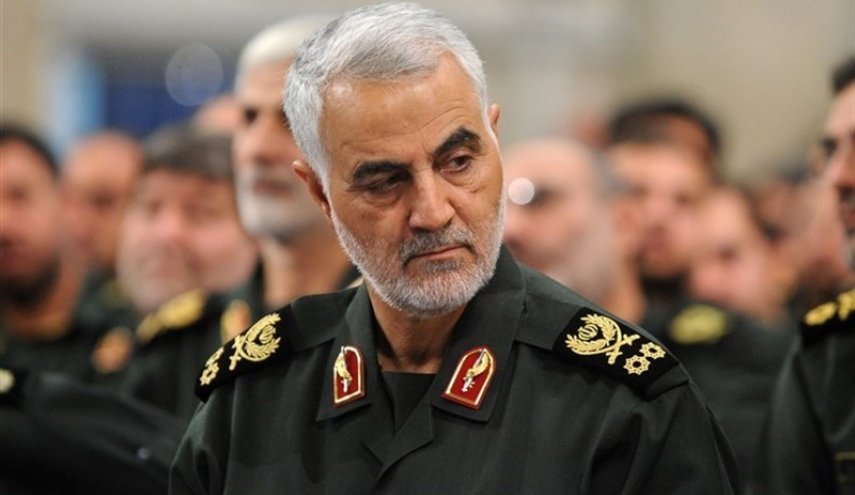 سردار سلیمانی در هواپیمای عمومی بدون محافظ شخصی+ عکس
