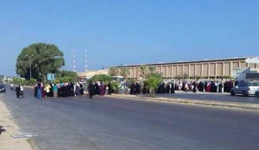 بالصور.. ليبيات يحتجن في طرابلس لهذا السبب!