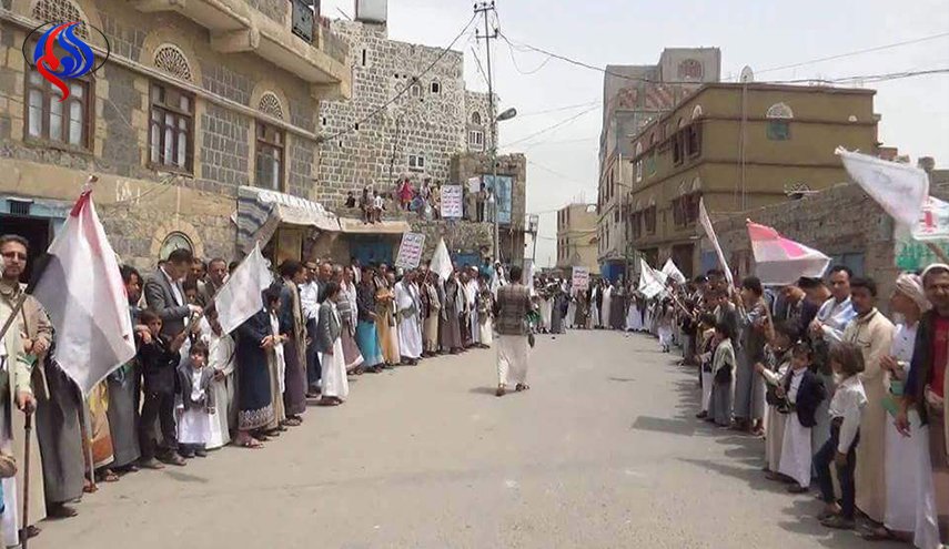 بالصور.. وقفة احتجاجية لابناء مربع الظهرين بحجة تنديدا بجرائم العدوان