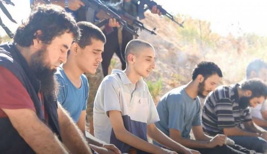 شاهد: تنفيذ حكم الاعدام بحق 6 دواعش بريف إدلب، والمنفذ صادم!