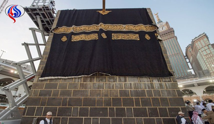 مدة قياسية جديدة في استبدال الكسوة للكعبة المشرفة(شاهد) 