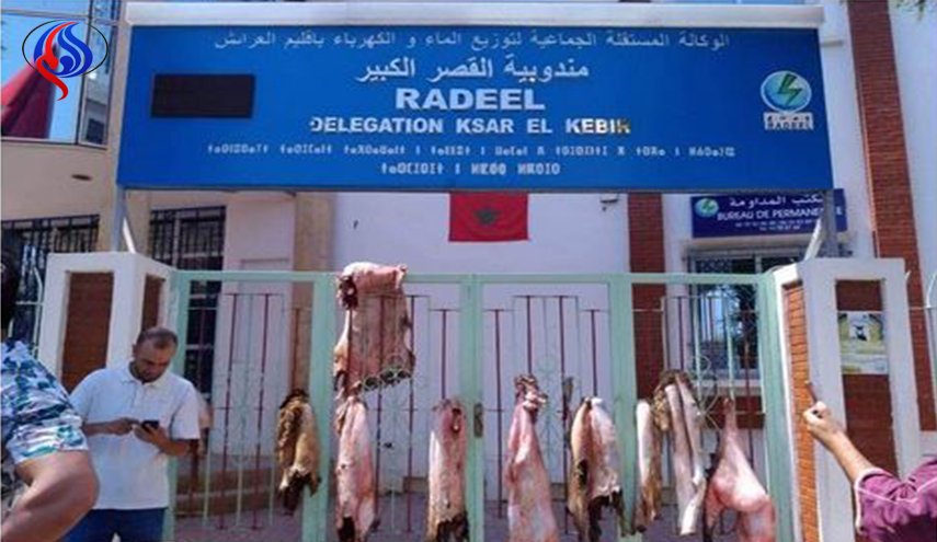 محتجون مغاربة يعلقون جلود الأضاحي بباب 