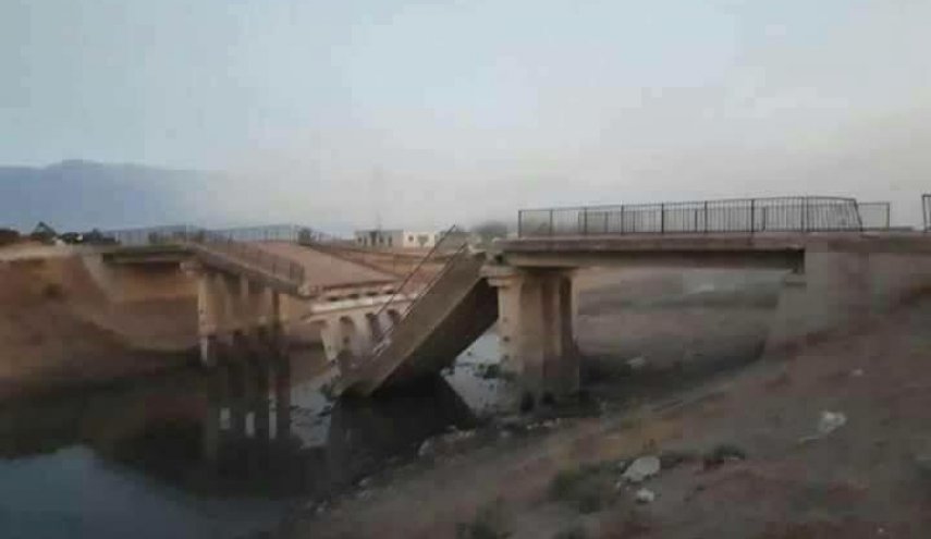 الارهابيون يفجرون جسرين بريف حماة لقطع هذه الطرق..
