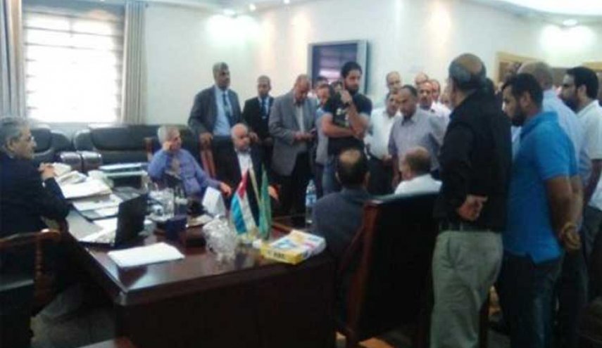 الأردن: موظفون غاضبون يطردون رئيس جامعة من مكتبه