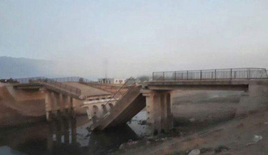 المجموعات الإرهابية تدمر جسر التوينة بريف حماة الشمالي