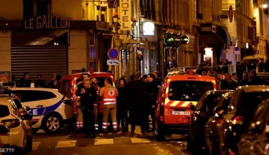 جرحى بينهم سائحان بريطانيّان بهجوم بسكين في باريس	   