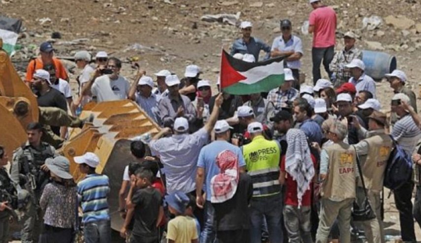 الاحتلال يواصل التطهير العرقي.. الخان الأحمر في خطر