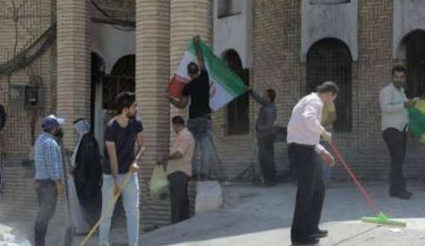 جوانان بصره کنسولگری ایران را آب و جارو کردند +عکس