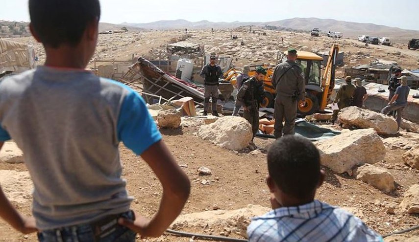 الاحتلال الاسرائيلي يشرع بإغلاق الخان الأحمر
