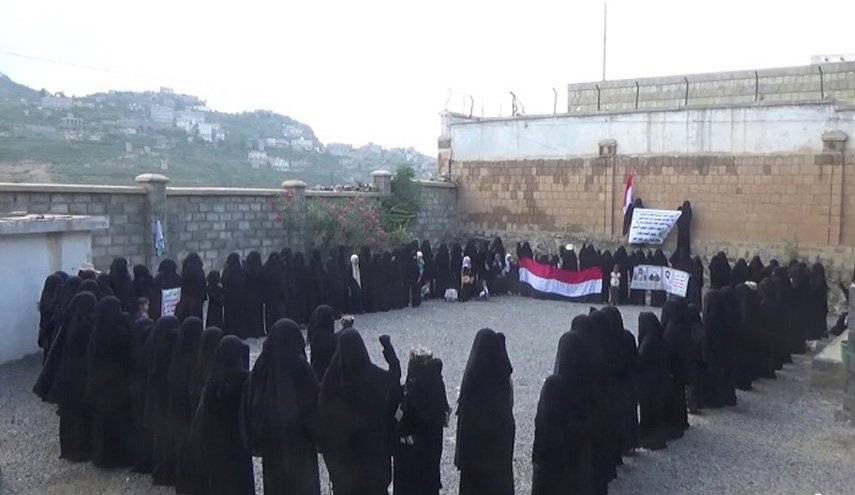 وقفة نسائية بمحافظة حجة تنديدا بجرائم العدوان
