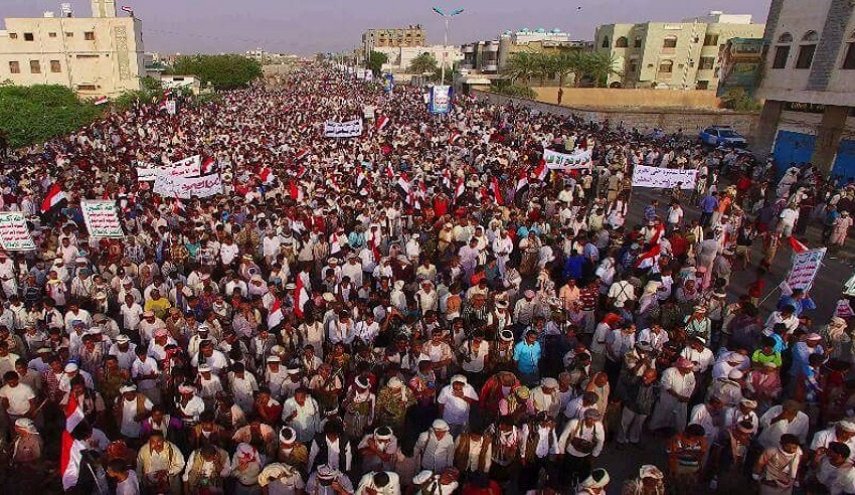 مسيرة بمديرية الزهرة بالحديدة تنديدا باستهداف طيران العدوان لقرية دير قعموص