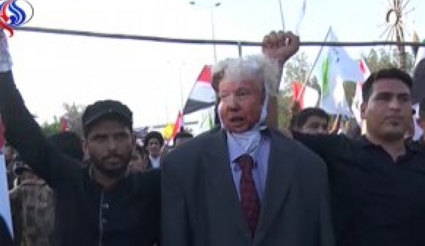 عراقی ها آدمک ترامپ را در برابر کنسولگری ایران در بصره به آتش کشیدند