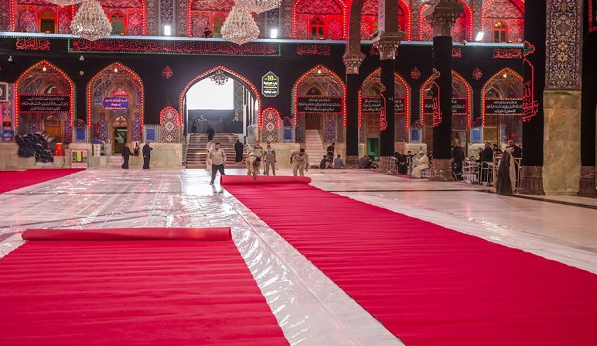 فرش الصحن الحسيني بالسجاد الاحمر ونشر الاتربة في مداخله